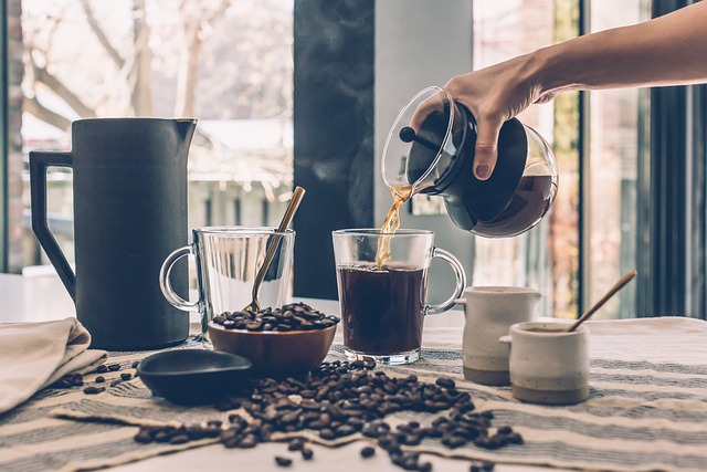 Cana de cafea și boabe de cafea