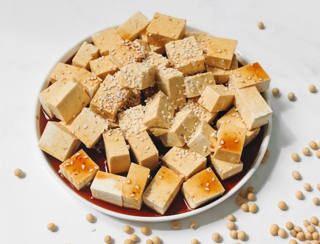Bucăți de tofu într-un bol