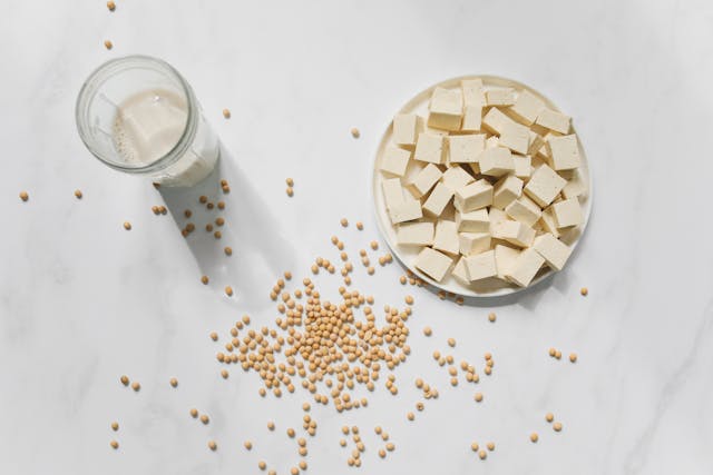 Bucăți de tofu și boabe de soia pe masă