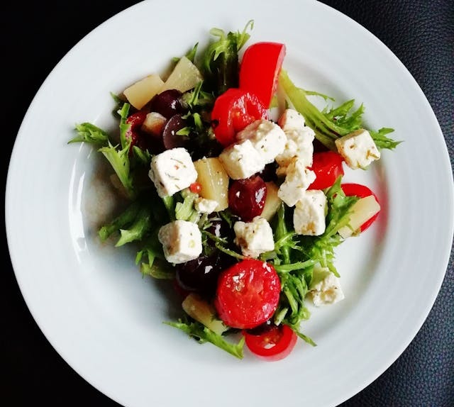 Salată cu tofu și verdeață
