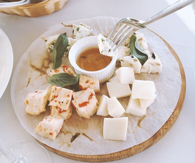Tofu cu sos pe o farfurie