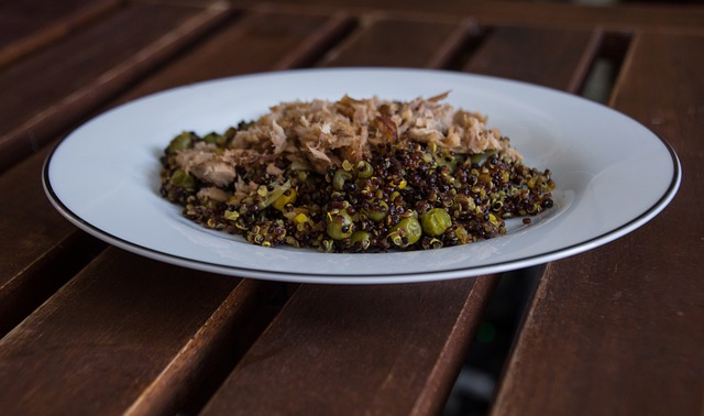 Mâncare cu quinoa neagră