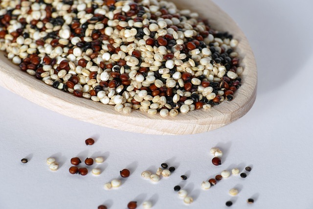 Semințe de quinoa în lingură de lemn