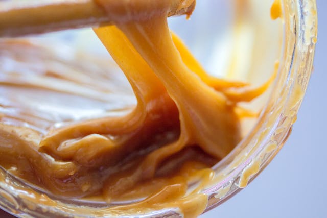 Sos de caramel într-un bol
