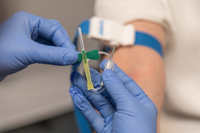 Asistenta medicala face analize de sange