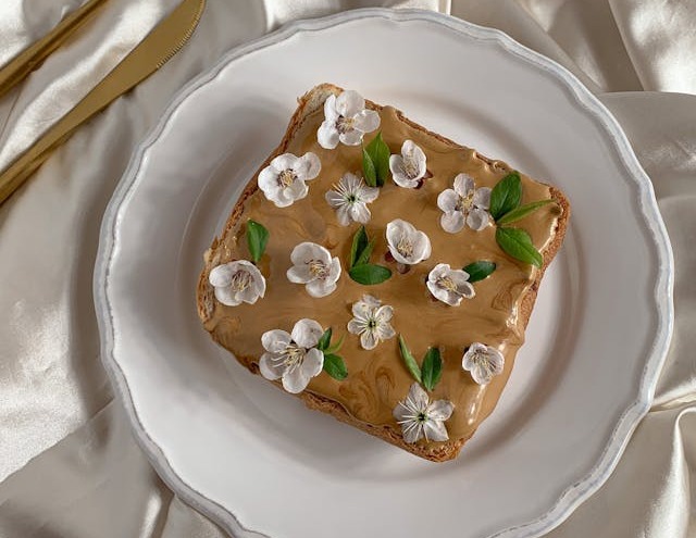 Pâine unsă cu crema de ciocolată