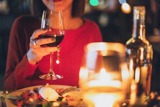 Femeie care are un pahar de vin în mână