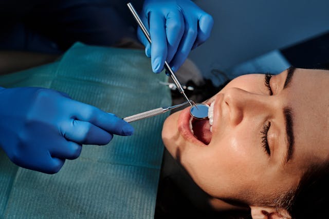 Femeie la dentist