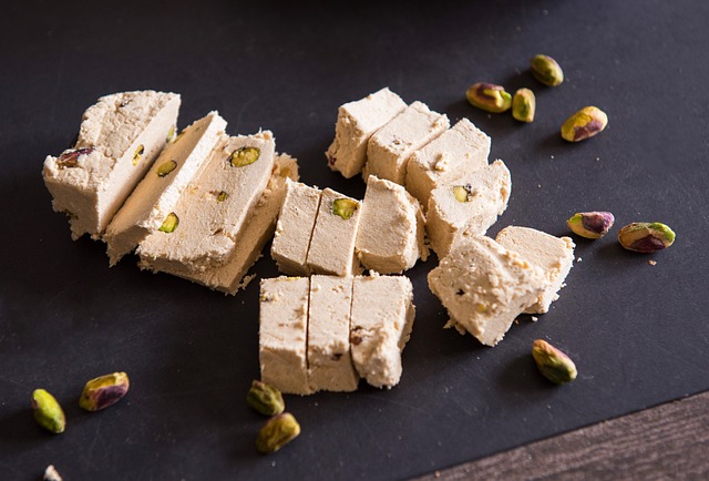 Halva tăiată în bucăți