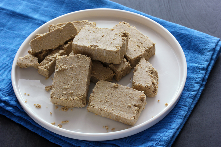 Halva tăiată în bucăți pe farfurie