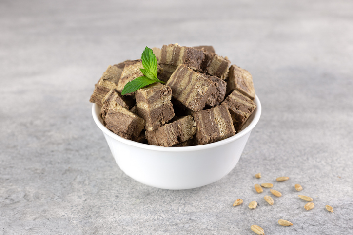 Bucăți de halva cu ciocolată într-un bol pe masă