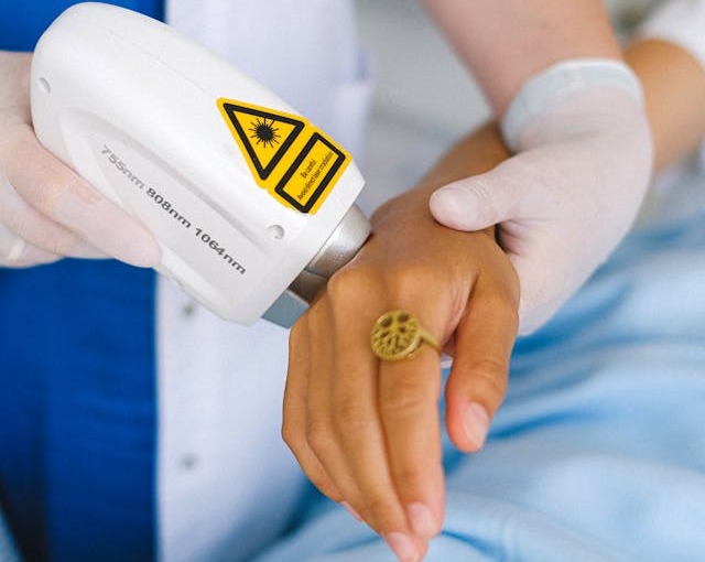 Doctor care tratează cu laser un pacient