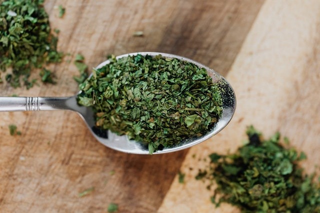 Oregano uscat într-o linguriță