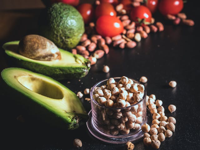 Nuci, avocado si rosii