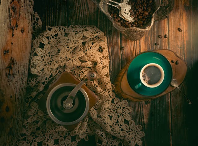 Cană de cafea pe masă