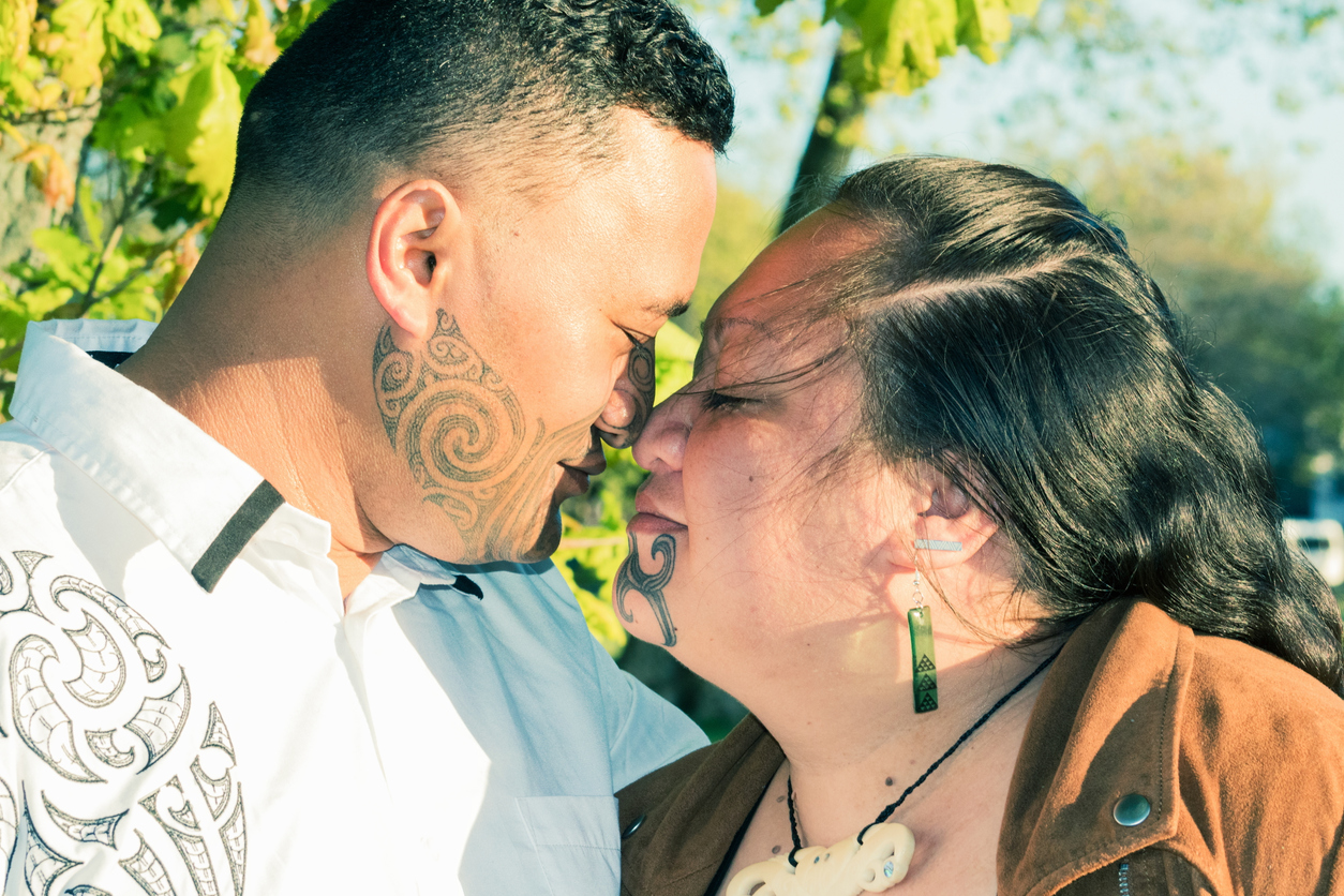 Cuplu de maori cu tatuaje