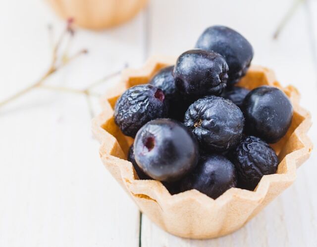 Fructe de aronia într-o formă de brioșă