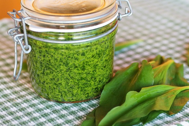 Borcan cu sos pesto