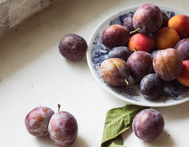 Prune pe masă