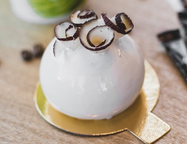 Mousse de ciocolata pe farfurie