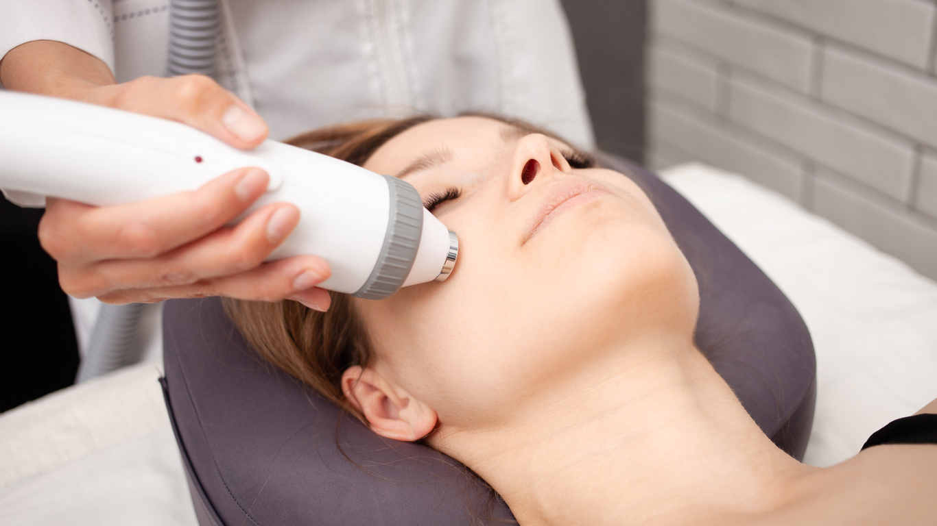 Femeie care isi face tratament facial la salon