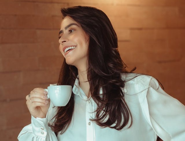 Femeie care bea cafea