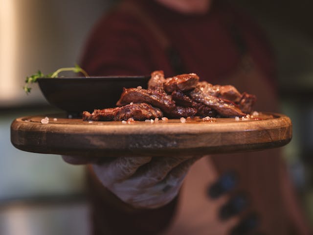 Carne de vită pe platou de lemn