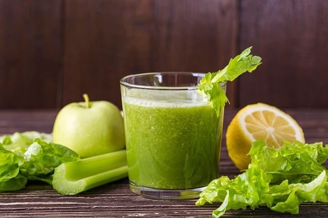Smoothie verde cu lamaie si verdeturi