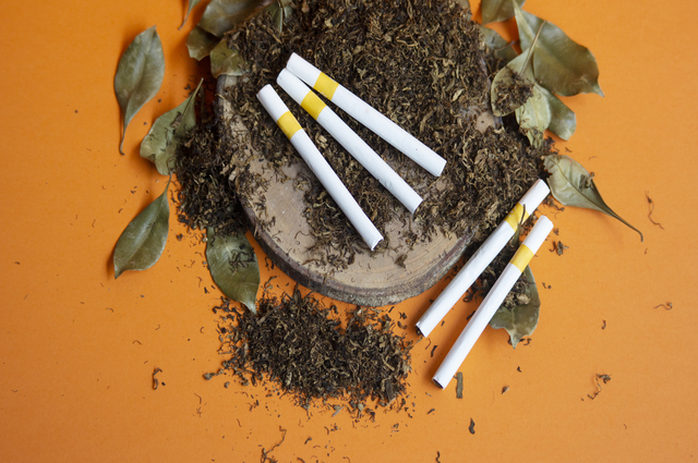 Tigari si tabac pe fundal portocaliu