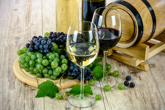 Pahare de vin si struguri