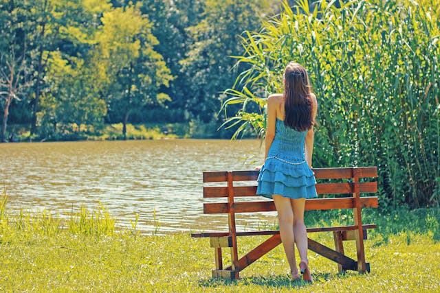 Fata care se uita la lac
