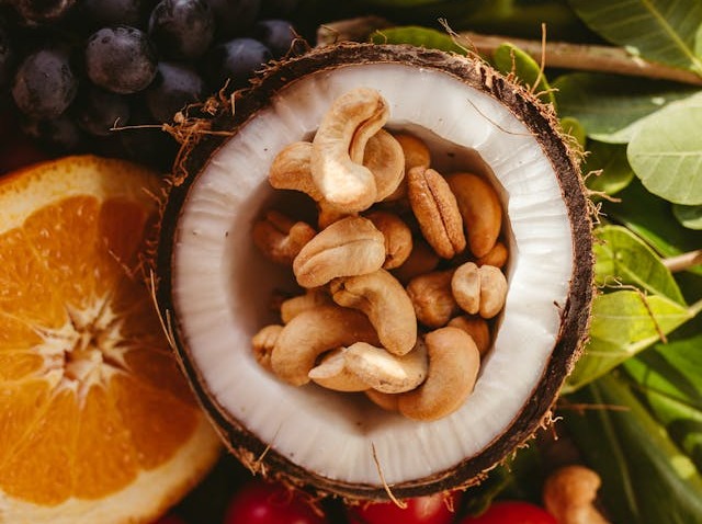 Nuci caju într-o nucă de cocos