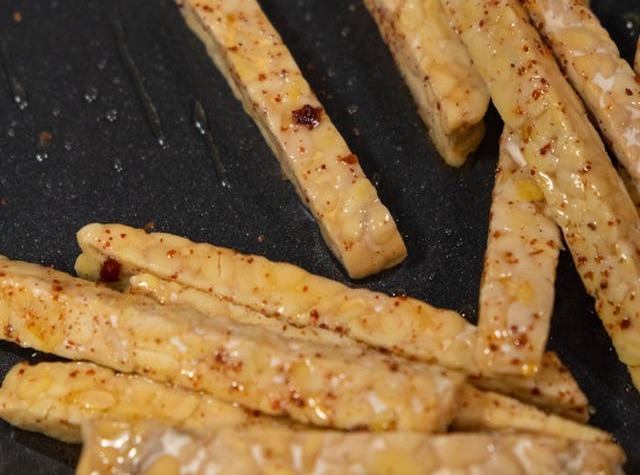 Felii de tempeh in tigaie