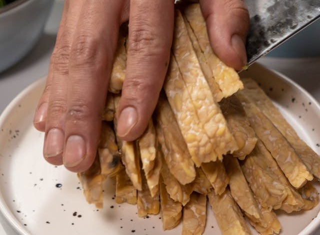 Felii de tempeh în farfurie