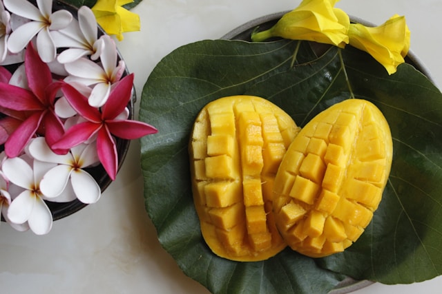 Fruct mango pe o frunza mare verde
