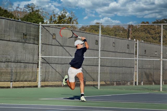 Baiat care face tenis