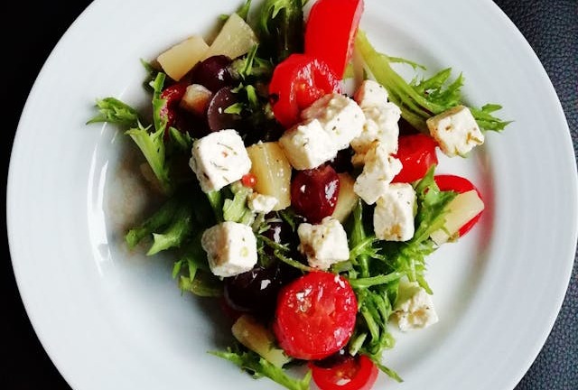 Salata in farfurie