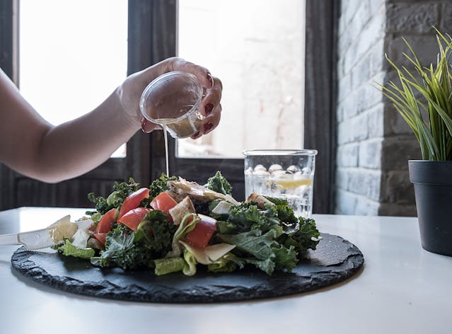 Salata pe un platou