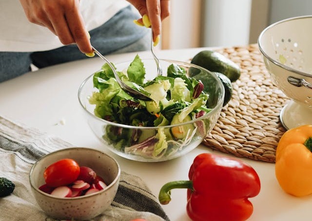 Femeie care prepara salata