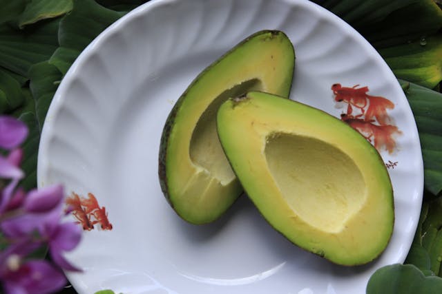 avocado taiat pe jumate