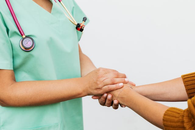 Medic care tine de mana un pacient