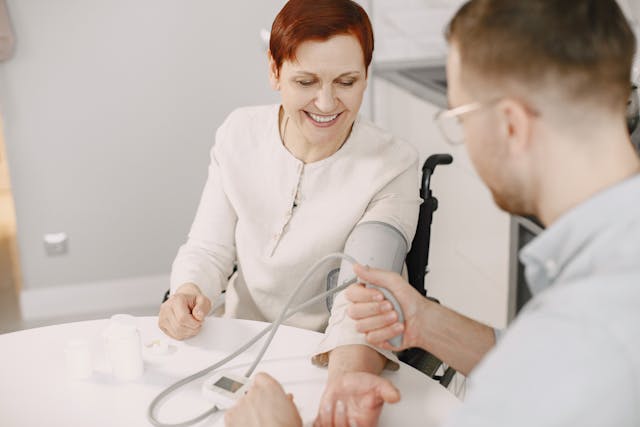 Doctor care ii ia tensiunea unei paciente