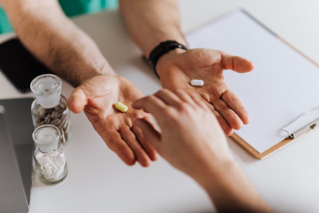 Persoana care ia medicamente