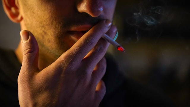 Barbat care fumeaza