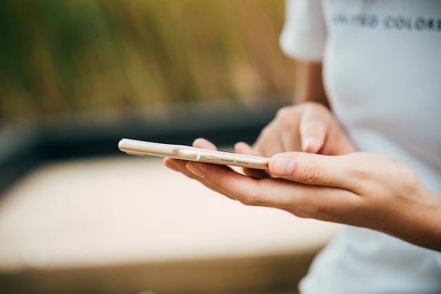 Femeie cu telefon in mana