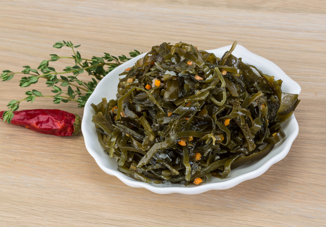 Bol cu alge verzi comestibile