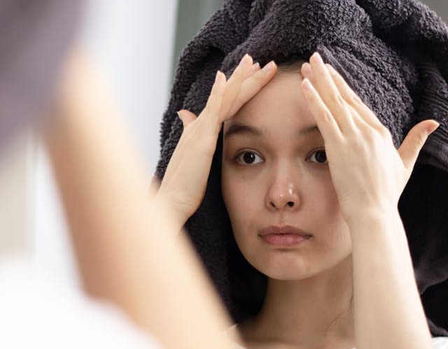 Femeie care se uita in oglinda