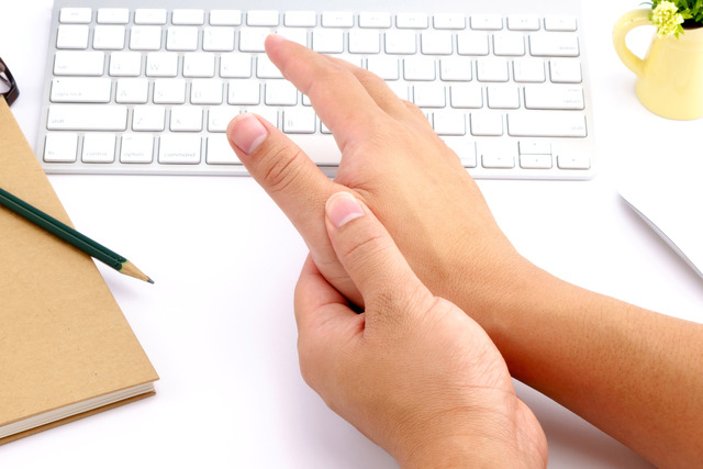 Persoana cu durere de mana