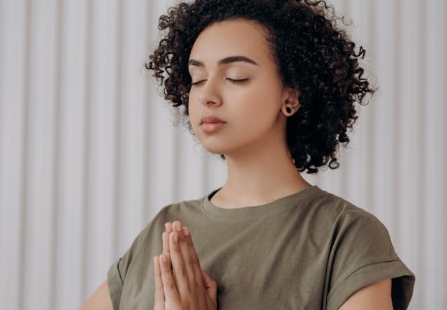 Femeie care mediteaza