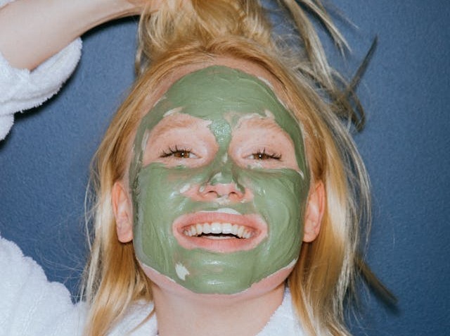 Femeie cu masca cosmetica pe fata